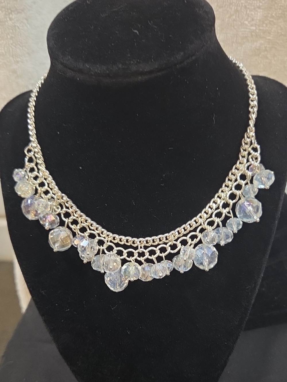 TIERED SILVER-TONE NECKLACE WITH FACETED GLASS BEADS